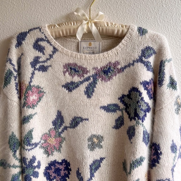 Vintage 1980s White Silk Sweater With Purple Florals (L/XL) - Picture 6 of 12